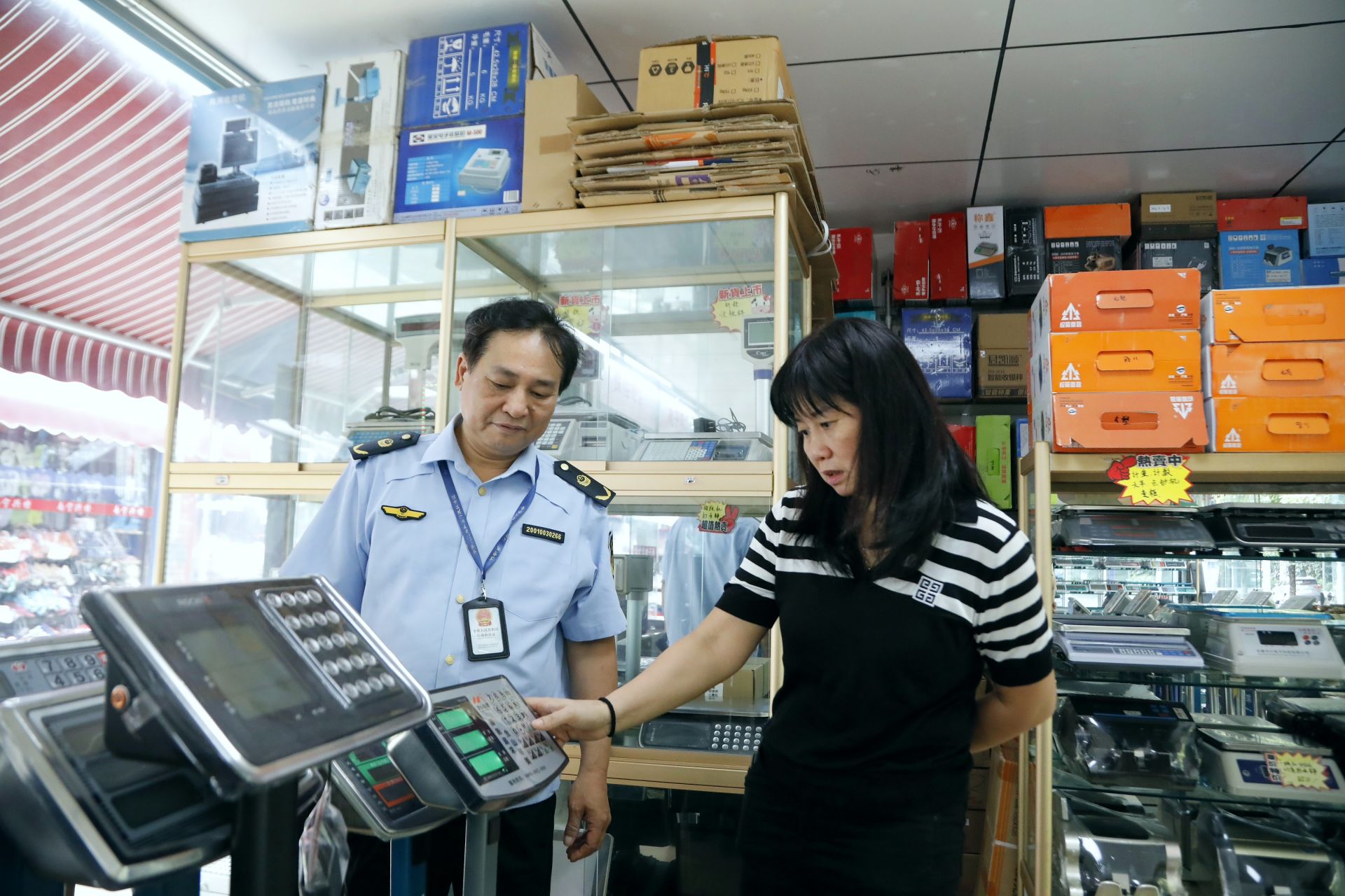 南寧市市場監管局開展電子產品銷售領域電子計價秤突擊檢查，筑牢市場誠信防線